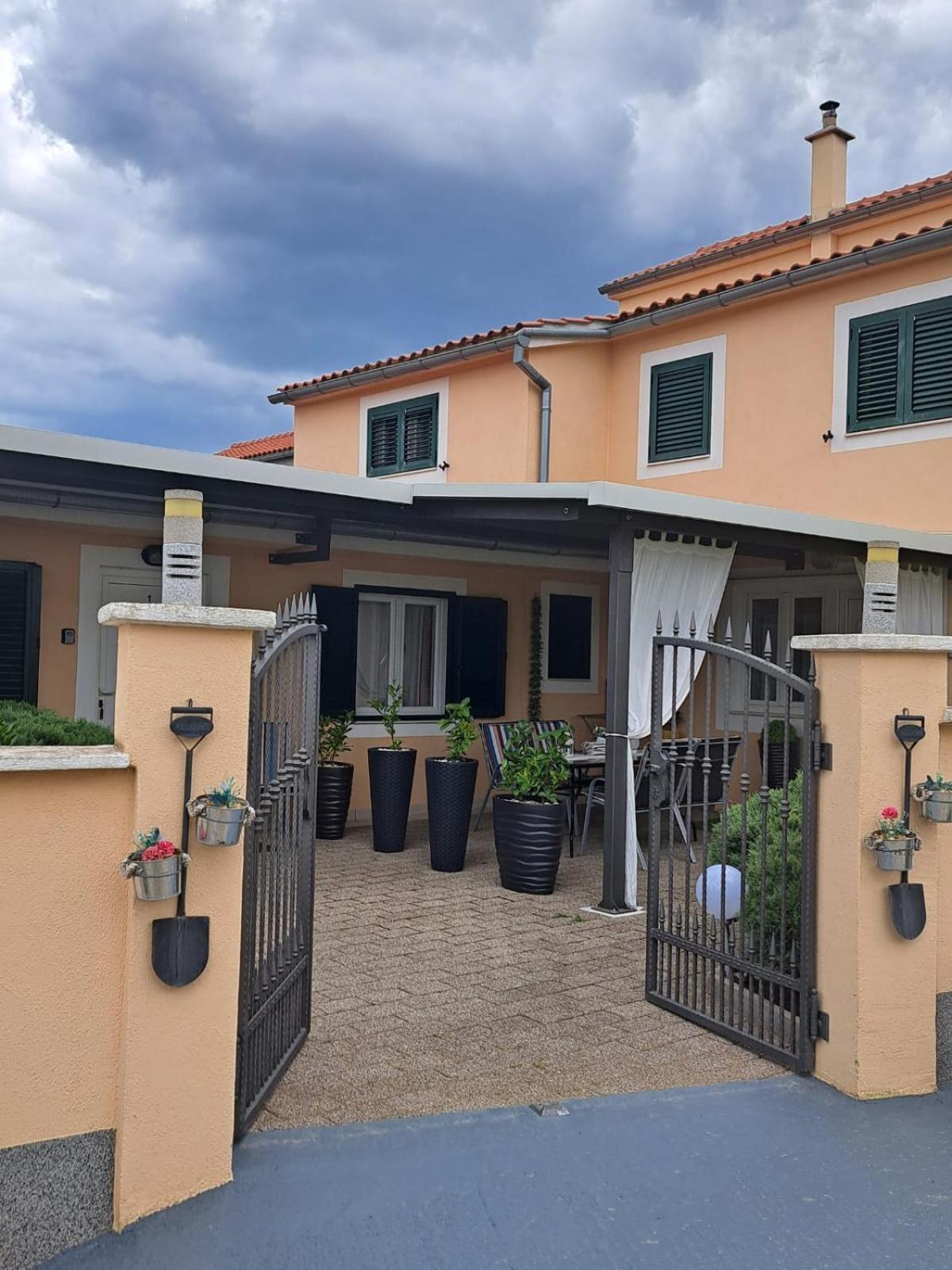 Apartments Andela Скрадин Екстериор снимка