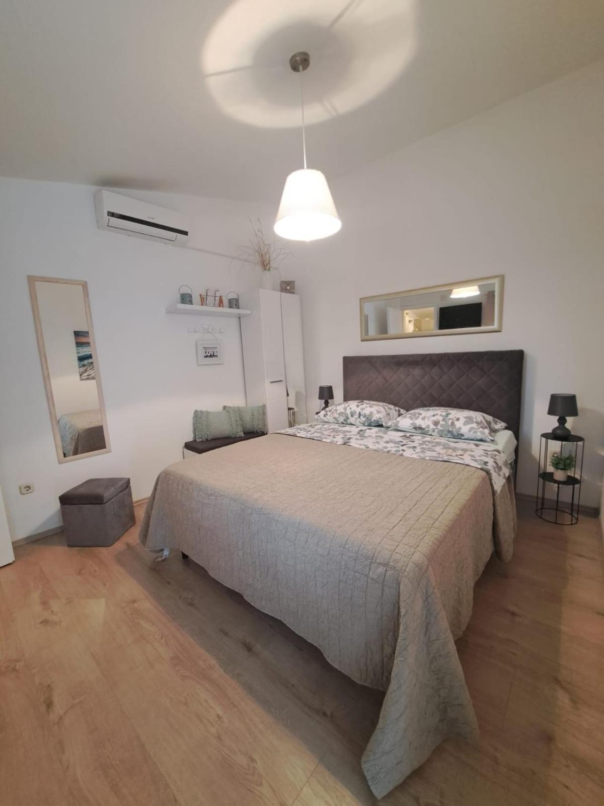 Apartments Andela Скрадин Екстериор снимка