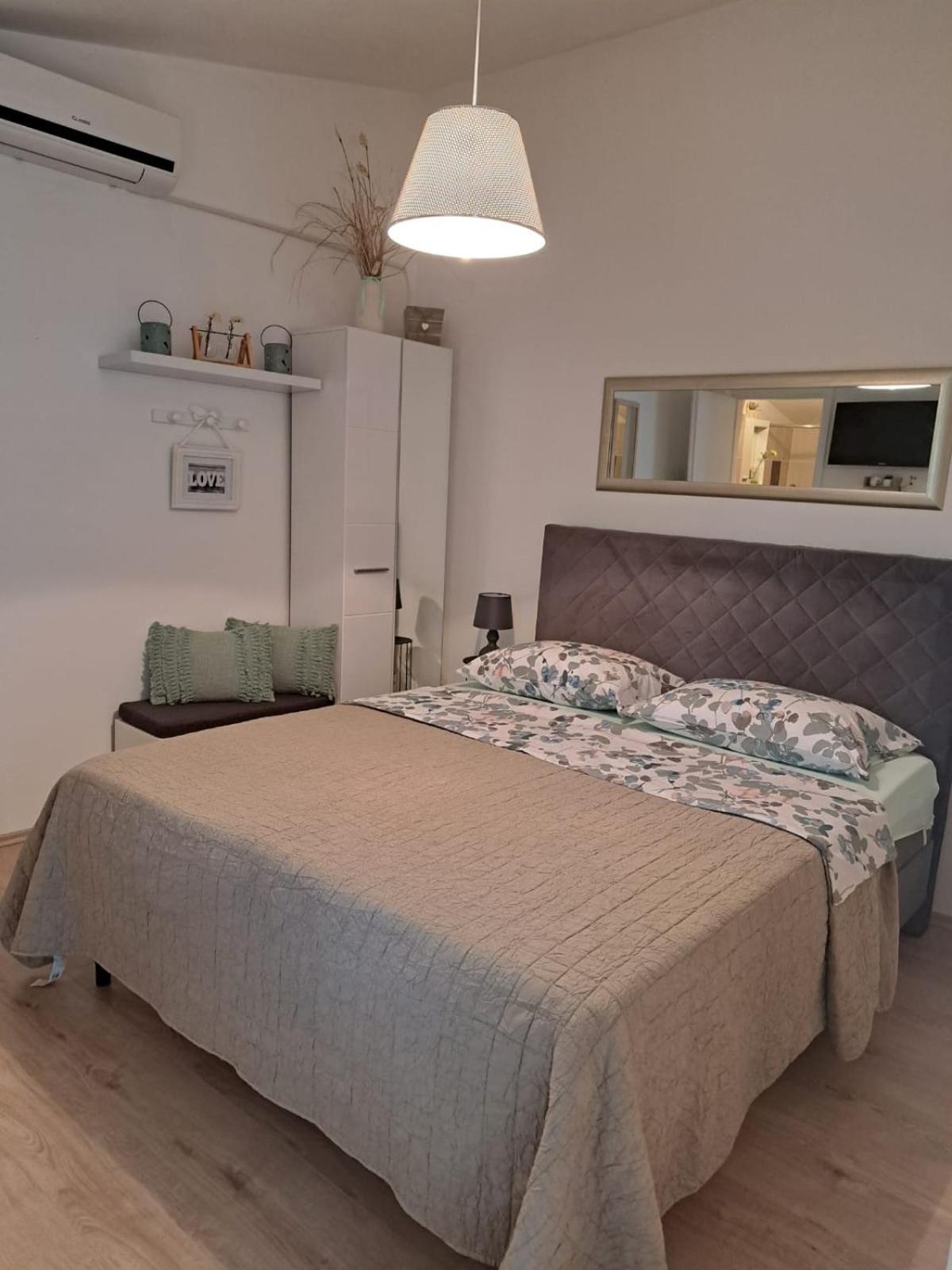 Apartments Andela Скрадин Екстериор снимка