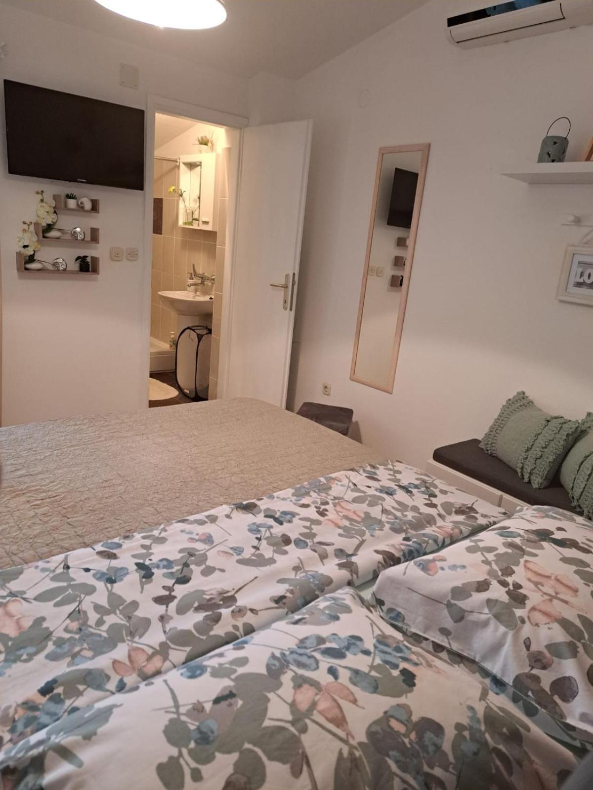 Apartments Andela Скрадин Екстериор снимка